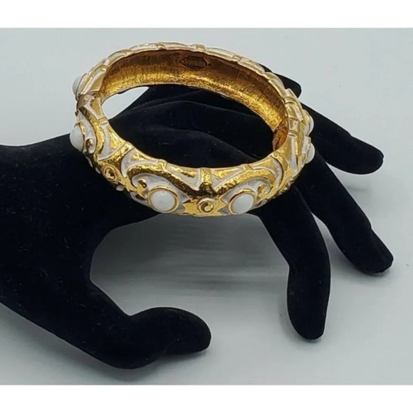 Jose & Maria Barrera Sculpted Hammered White Glass Stone Bangle Bracelet - Picture 10 of 10